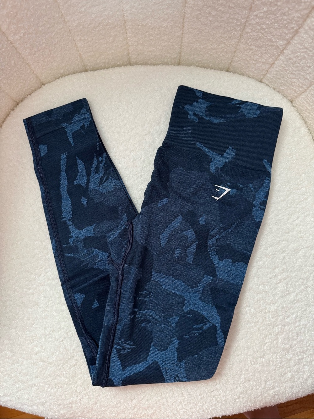 Gymshark Camo Seamless Leggings in Size Small in color Navy